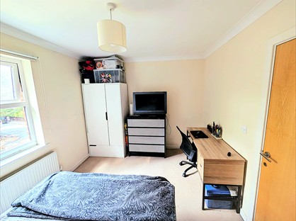 Room in a Shared House, Smiles Place, GU22