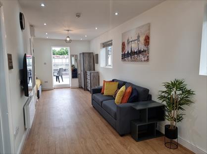 Studio Flat, Commercial Road, E14
