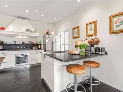 4 Bed Semi-Detached House, Strongbow Road, SE9