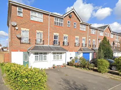 4 Bed Semi-Detached House, Tollgate Drive, UB4