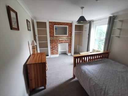 Room in a Shared House, London Road, GU19