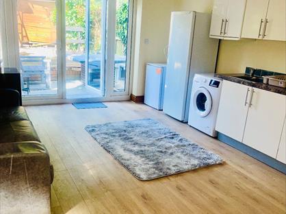 Room in a Shared House, The Woodlands, TW7