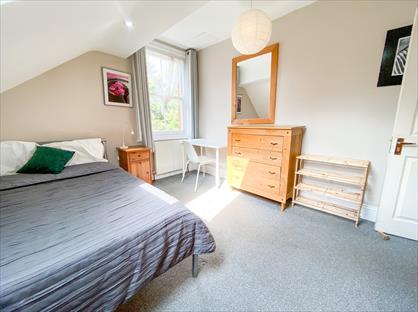 Room in a Shared Flat, Charman Road, RH1