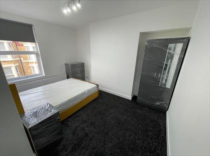 Room in a Shared House, House, L7