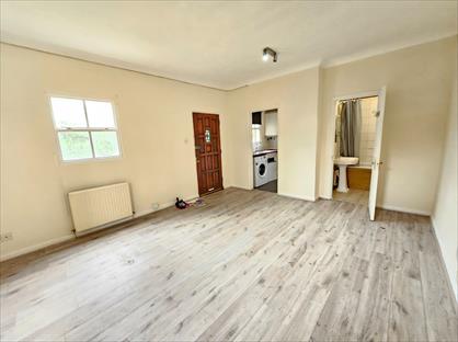 Studio Flat, Station Road, RH1