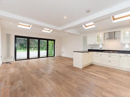 2 Bed Flat, Shelgate Road, SW11