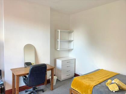 Room in a Shared House, City Road, B16