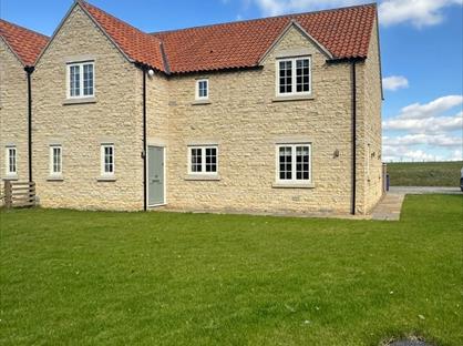 4 Bed Semi-Detached House, Middle Street, LN1