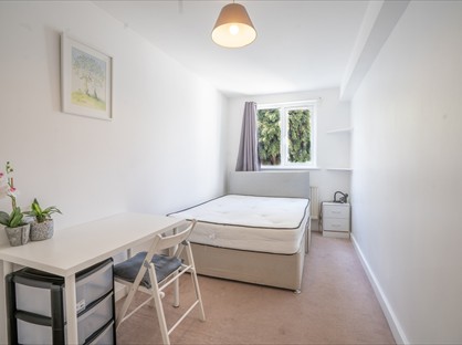 Room in a Shared House, Bridge Way, TW2