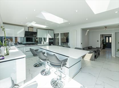5 Bed Semi-Detached House, Southcote Farm Lane, RG30