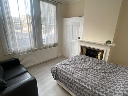 Room in a Shared House, Senrab Street, E1