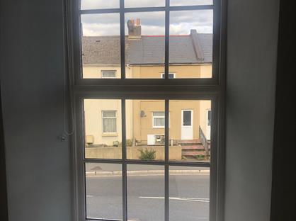 2 Bed Flat, Queen Street, TQ12