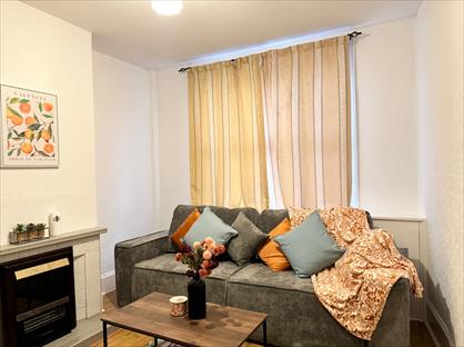 3 Bed Terraced House, Broad Street, OX16