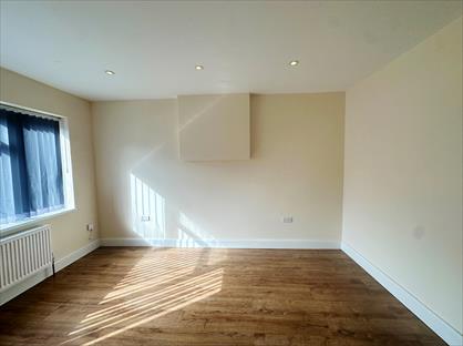 5 Bed Semi-Detached House, Regent Avenue, UB10