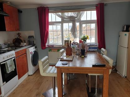 Studio Flat, Cardington Square, TW4