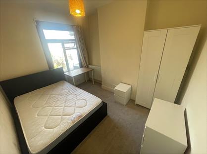 Room in a Shared House, Elm Road, KT3