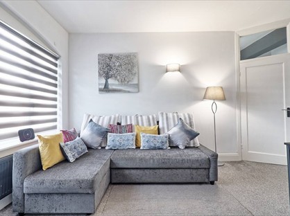 3 Bed Flat, High Street, RM12