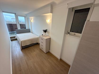 Room in a Shared Flat, Blazer Court, NW8