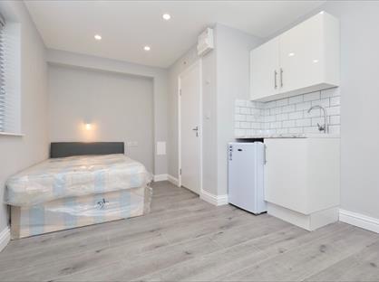 Studio Flat, Walton Gardens, TW13