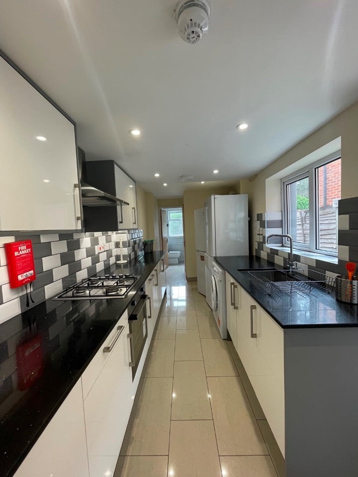 5 Bed Semi-Detached House, Blenheim Road, RG1, N1 7GU