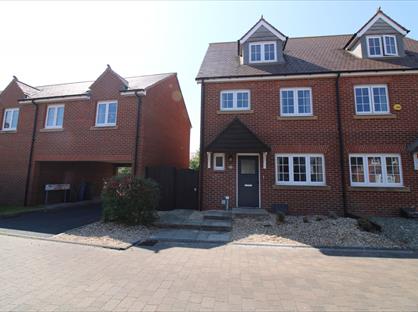 4 Bed Semi-Detached House, Hawknest Avenue, FY7