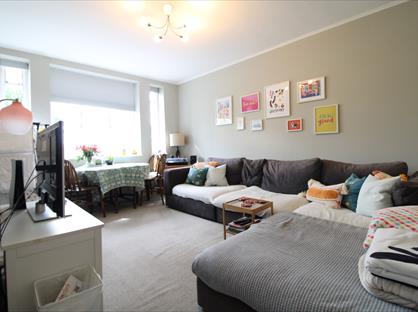 3 Bed Flat, Lynde House, SW4