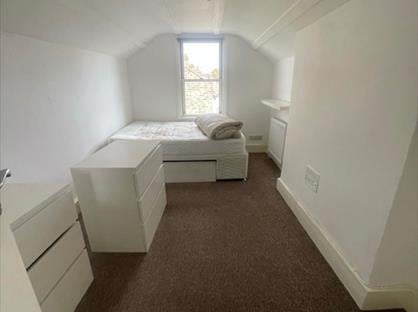 Room in a Shared Flat, Falcon Road, SW11