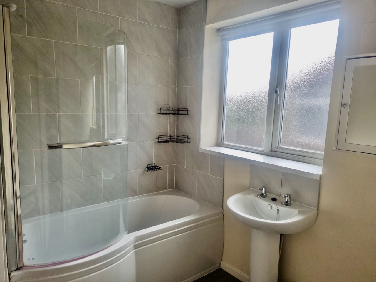 1 Bed Flat, Carr Manor Road, LS17 photo 2