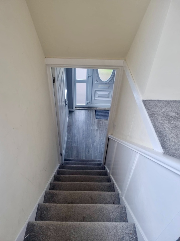 1 Bed Flat, Carr Manor Road, LS17 photo 4