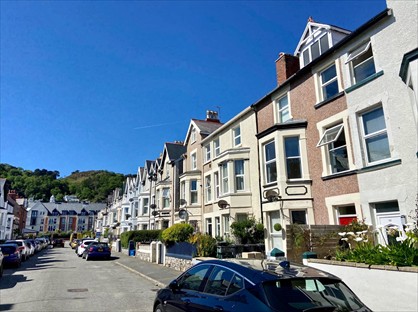 2 Bed Flat, Clifton Road, LL30