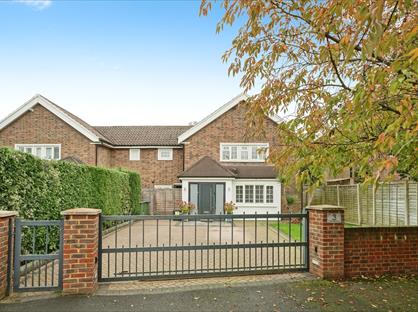 4 Bed Semi-Detached House, The Roundway, KT10