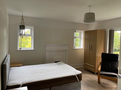Room in a Shared House, Greylands, RH11