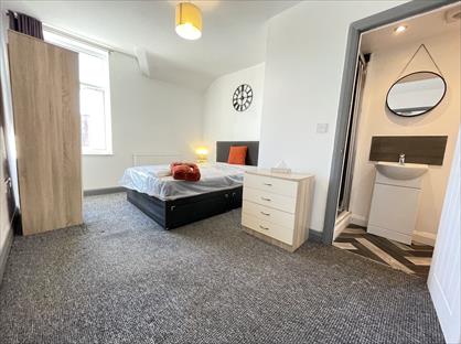 Room in a Shared House, Crowthorn Road, OL7