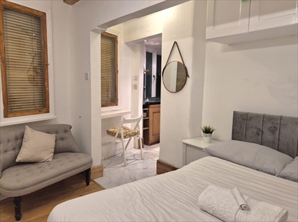 Studio Flat, London, SW1Y