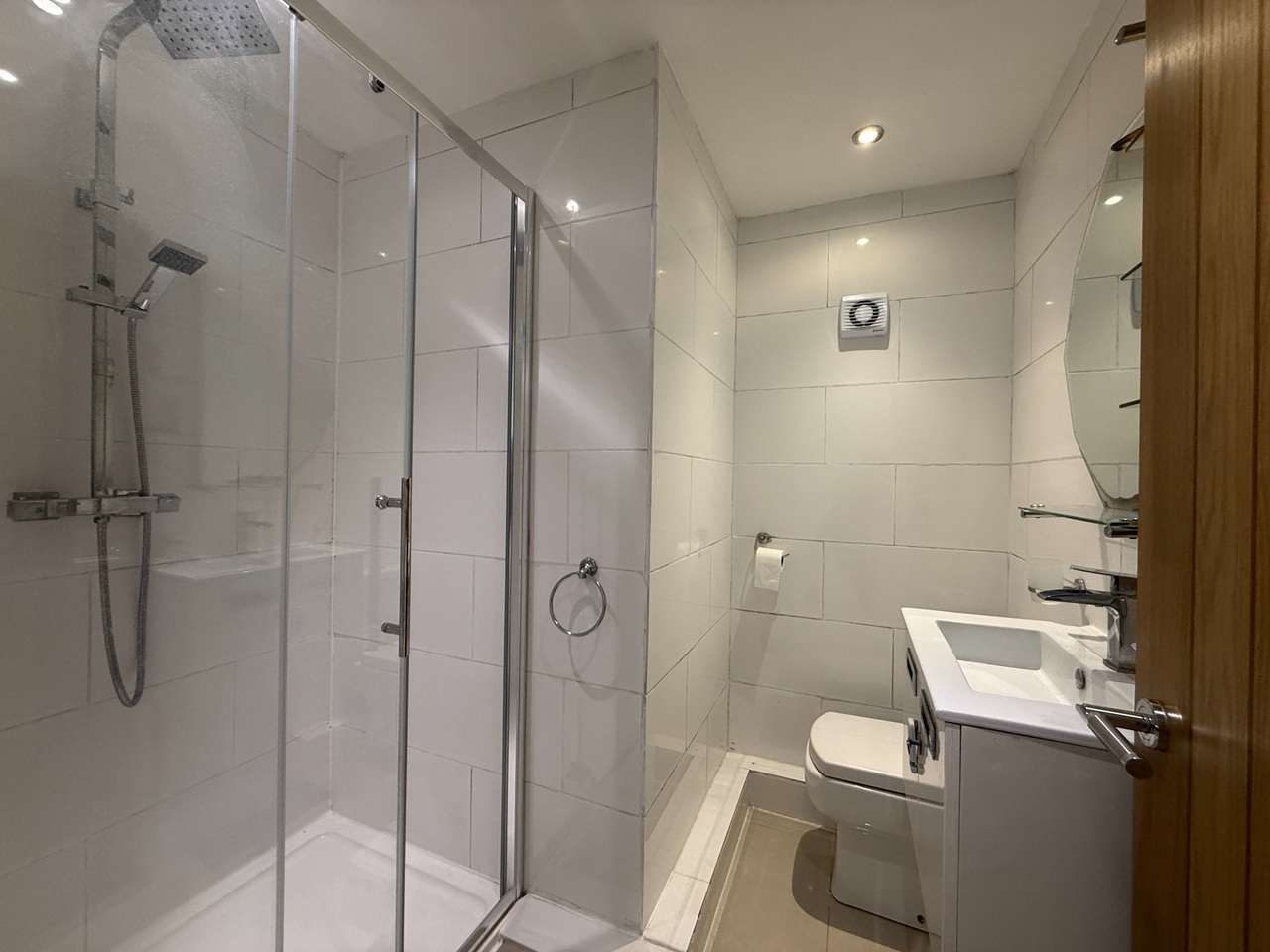 1 Bed Flat, Penarth Road, CF11 photo 4