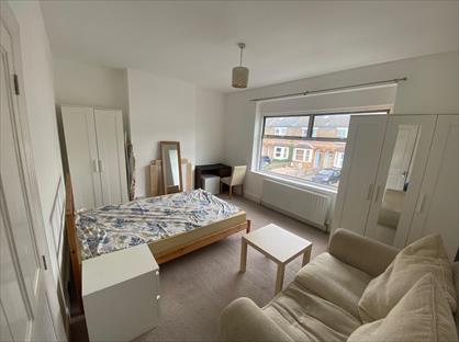 Room in a Shared House, Elm Road, KT3