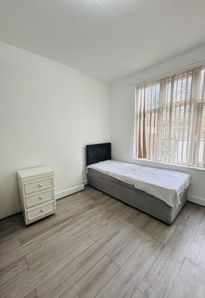 2 Bed Flat, Ash Tree Road, M8 photo 2