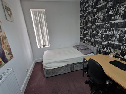 Room in a Shared House, Oval Road, B24