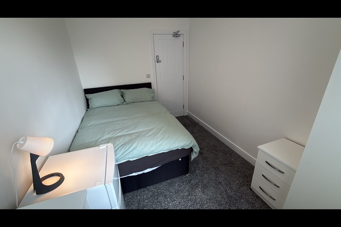 Room in a Shared House, Silver Street, B14