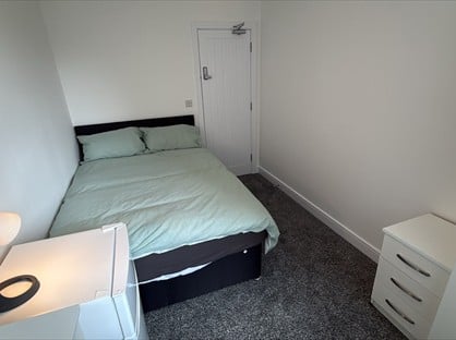 Room in a Shared House, Silver Street, B14