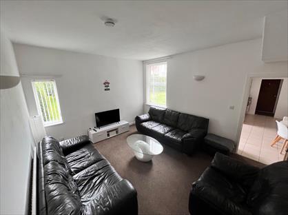 Room in a Shared House, Station Road, L39