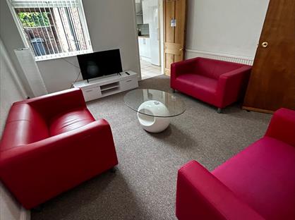 Room in a Shared House, Station Road, L39