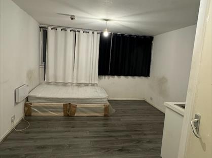 Studio Flat, Barchester Close, UB8