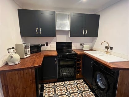 1 Bed Flat, Parkham Road, TQ5