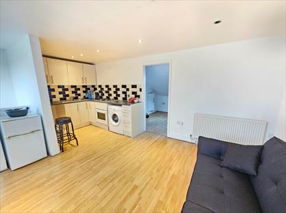 1 Bed Flat, Penge Road, SE25