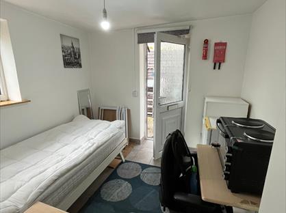Studio Flat, Chapter Road, NW2