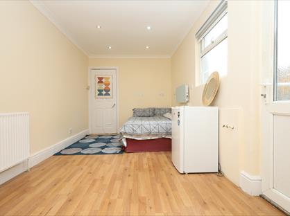Studio Flat, Bower Lane, ME16