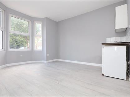 Studio Flat, Marmadon Road, SE18