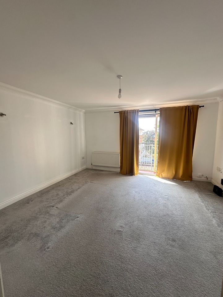 2 Bed Flat, Rollesbrook Gardens, SO15 photo 2
