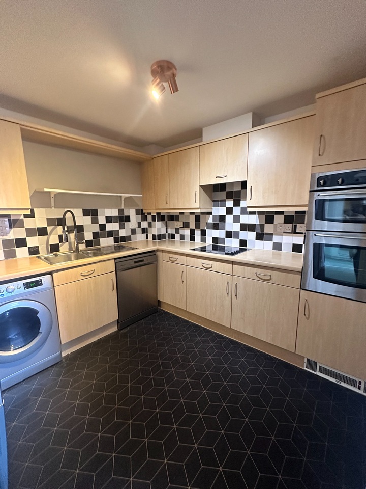 2 Bed Flat, Rollesbrook Gardens, SO15 photo 3